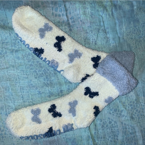 🧦NWOT Women’s Aromasoles Rose & Shea Fuzzy Butterfly Blue White Socks Sizes 6-10 - Picture 2 of 3